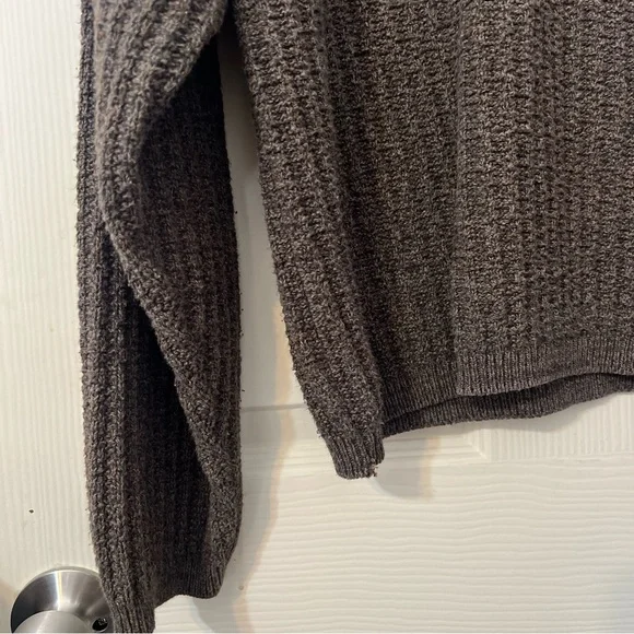 Bill Blass Brown V-Neck Sweater with Ribbed Knit - Picture 4 of 6